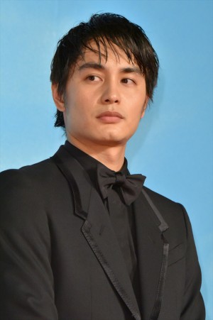 『空飛ぶタイヤ』レッドカーペットに登場した中村蒼