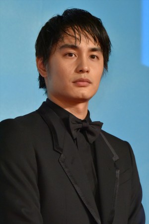 『空飛ぶタイヤ』レッドカーペットに登場した中村蒼