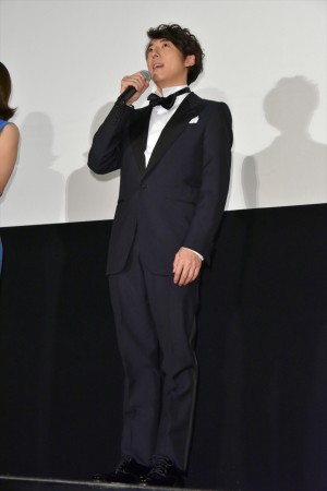 『空飛ぶタイヤ』完成披露試写会に登場した高橋一生