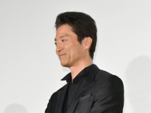 『空飛ぶタイヤ』完成披露試写会に登場した寺脇康文