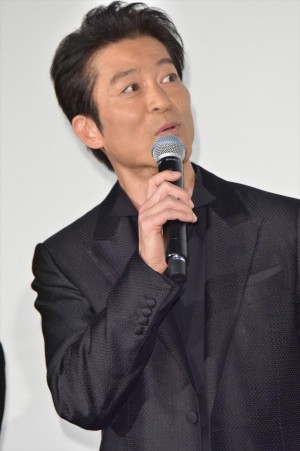 『空飛ぶタイヤ』完成披露試写会に登場した寺脇康文