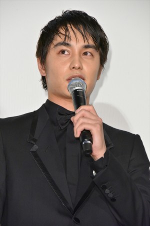 『空飛ぶタイヤ』完成披露試写会に登場した中村蒼