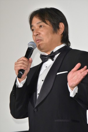 『空飛ぶタイヤ』完成披露試写会に登場した本木克英監督