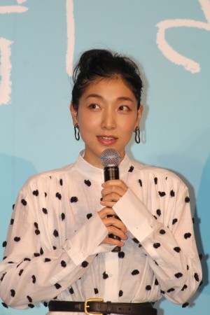 『万引き家族』完成披露試写会舞台挨拶に登壇した安藤サクラ
