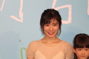 『万引き家族』完成披露試写会舞台挨拶に登壇した松岡茉優
