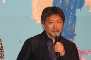 『万引き家族』完成披露試写会舞台挨拶に登壇した是枝裕和監督