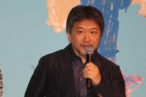 『万引き家族』完成披露試写会舞台挨拶に登壇した是枝裕和監督