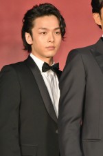 映画『孤狼の血』完成披露試写会に登場した中村倫也