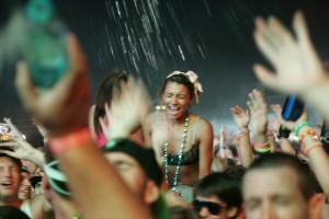 アヴィーチーのライブの様子