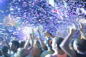 アヴィーチーのライブの様子