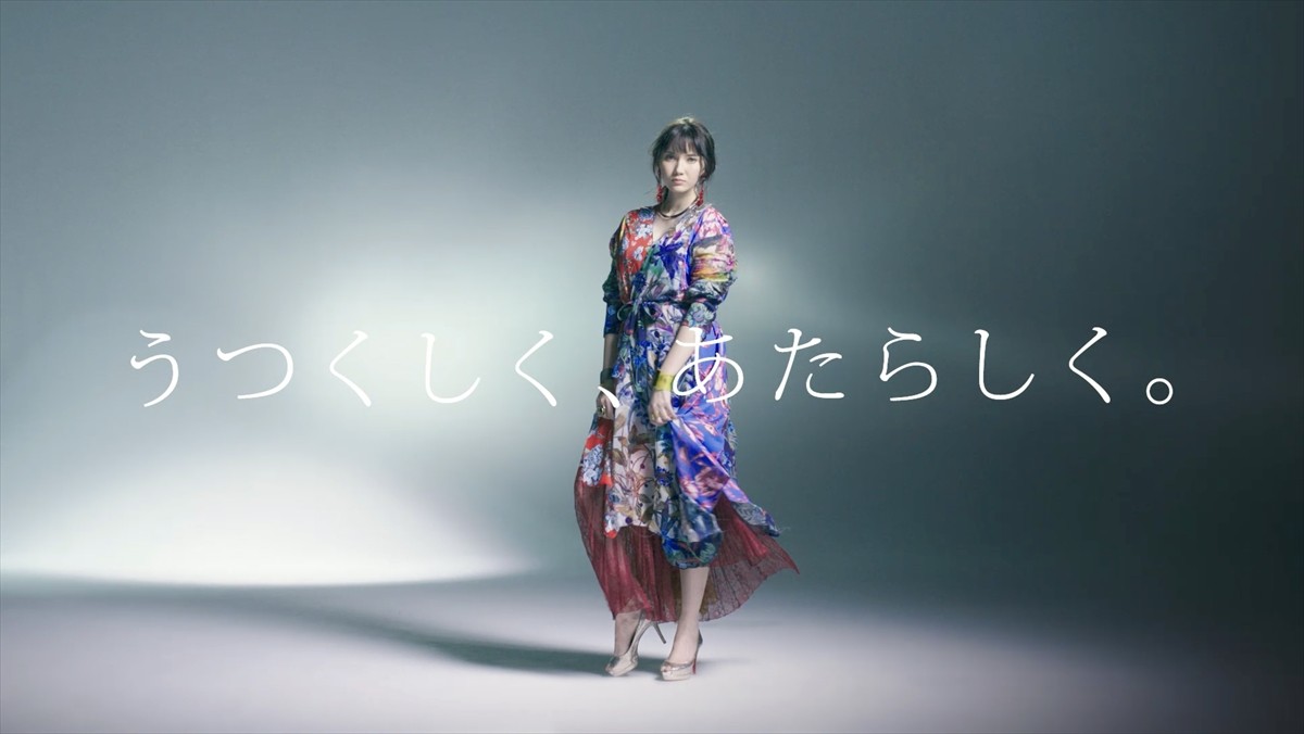 多趣味モデル市川紗椰、色鮮やかなドレスをなびかせ美しく微笑むCM到着