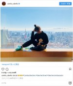 東京の摩天楼を背景にパシャリ　※「カミラ・カベロ」インスタグラム