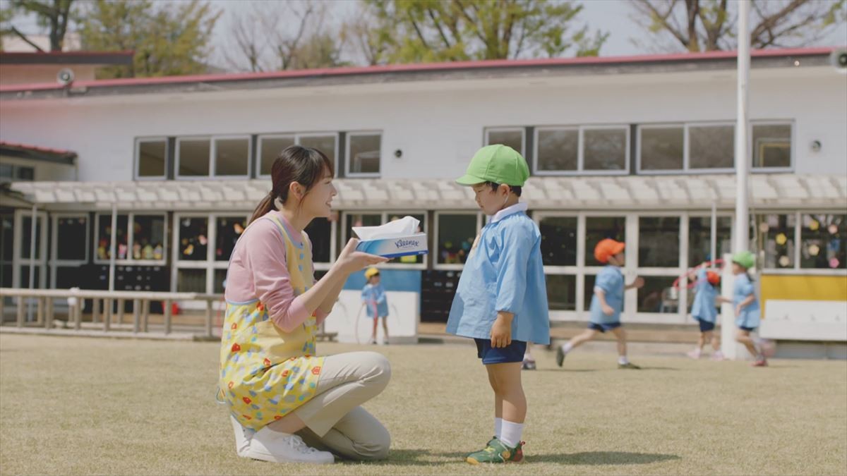 新垣結衣が幼稚園の先生に…男児の鼻を「ふーんっ、て」新CM到着