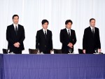 TOKIO 記者会見にて、深々と頭を下げた4人。左から長瀬智也、国分太一、城島茂、松岡昌宏