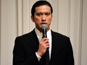 TOKIO 記者会見にて、沈痛な表情で思いを語る長瀬智也