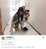川栄李奈＆浜辺美波が共演映画の“パロディ2ショット”を披露