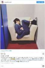 “武蔵”吉田鋼太郎、“はるたん”田中圭の寝姿を盗撮!?　※「武蔵の部屋」インスタグラム