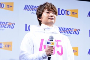 「ロト・ナンバーズ」新CMキャラクター発表会にて、“405”こと香取慎吾