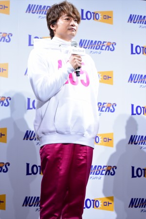 「ロト・ナンバーズ」新CMキャラクター発表会にて、“405”こと香取慎吾