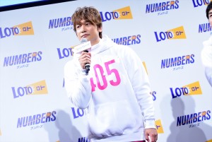 「ロト・ナンバーズ」新CMキャラクター発表会にて、“405”こと香取慎吾