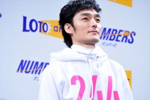 「ロト・ナンバーズ」新CMキャラクター発表会にて、“244”こと草なぎ剛