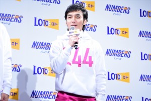 「ロト・ナンバーズ」新CMキャラクター発表会にて、“244”こと草なぎ剛