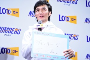 「ロト・ナンバーズ」新CMキャラクター発表会にて、“244”こと草なぎ剛