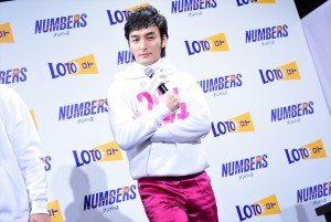 「ロト・ナンバーズ」新CMキャラクター発表会にて、“244”こと草なぎ剛