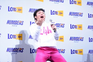 「ロト・ナンバーズ」新CMキャラクター発表会にて、“244”こと草なぎ剛