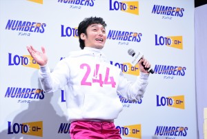 「ロト・ナンバーズ」新CMキャラクター発表会にて、“244”こと草なぎ剛