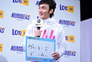 「ロト・ナンバーズ」新CMキャラクター発表会にて、“244”こと草なぎ剛