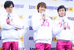 「ロト・ナンバーズ」新CMキャラクター発表会にて、左から稲垣吾郎、香取慎吾、草なぎ剛
