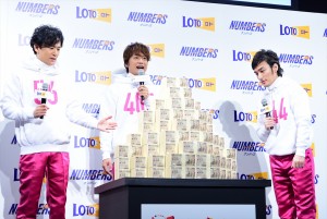 「ロト・ナンバーズ」新CMキャラクター発表会にて、左から稲垣吾郎、香取慎吾、草なぎ剛