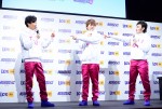 「ロト・ナンバーズ」新CMキャラクター発表会にて、左から稲垣吾郎、香取慎吾、草なぎ剛