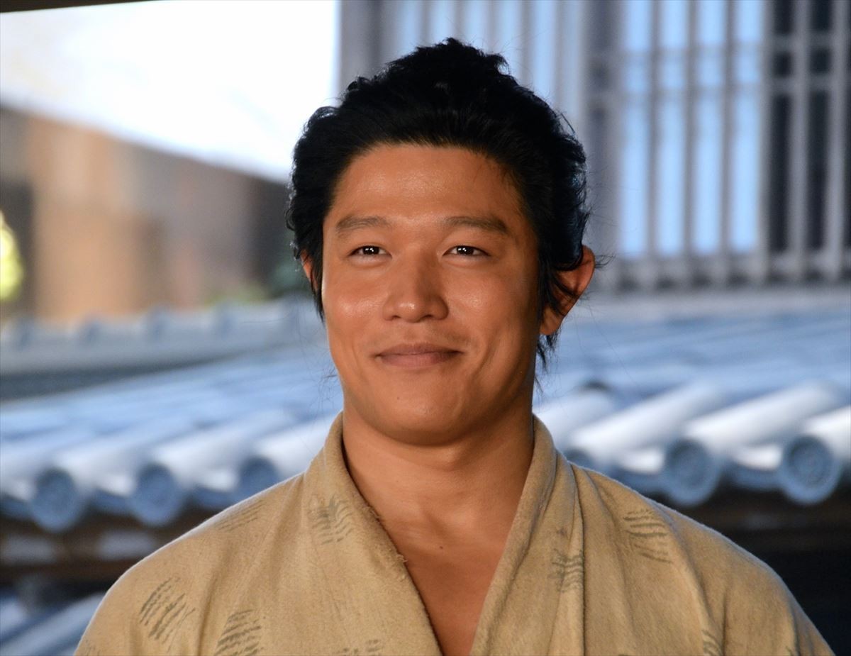 月照(尾上菊之助)と入水した西郷吉之助(鈴木亮平)