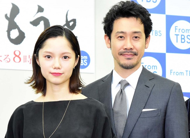 (左から)宮崎あおい、大泉洋