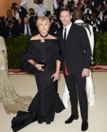 ヒュー・ジャックマン、年上妻デボラ＝リー・ファーネスとともにMET GALA2018に登場