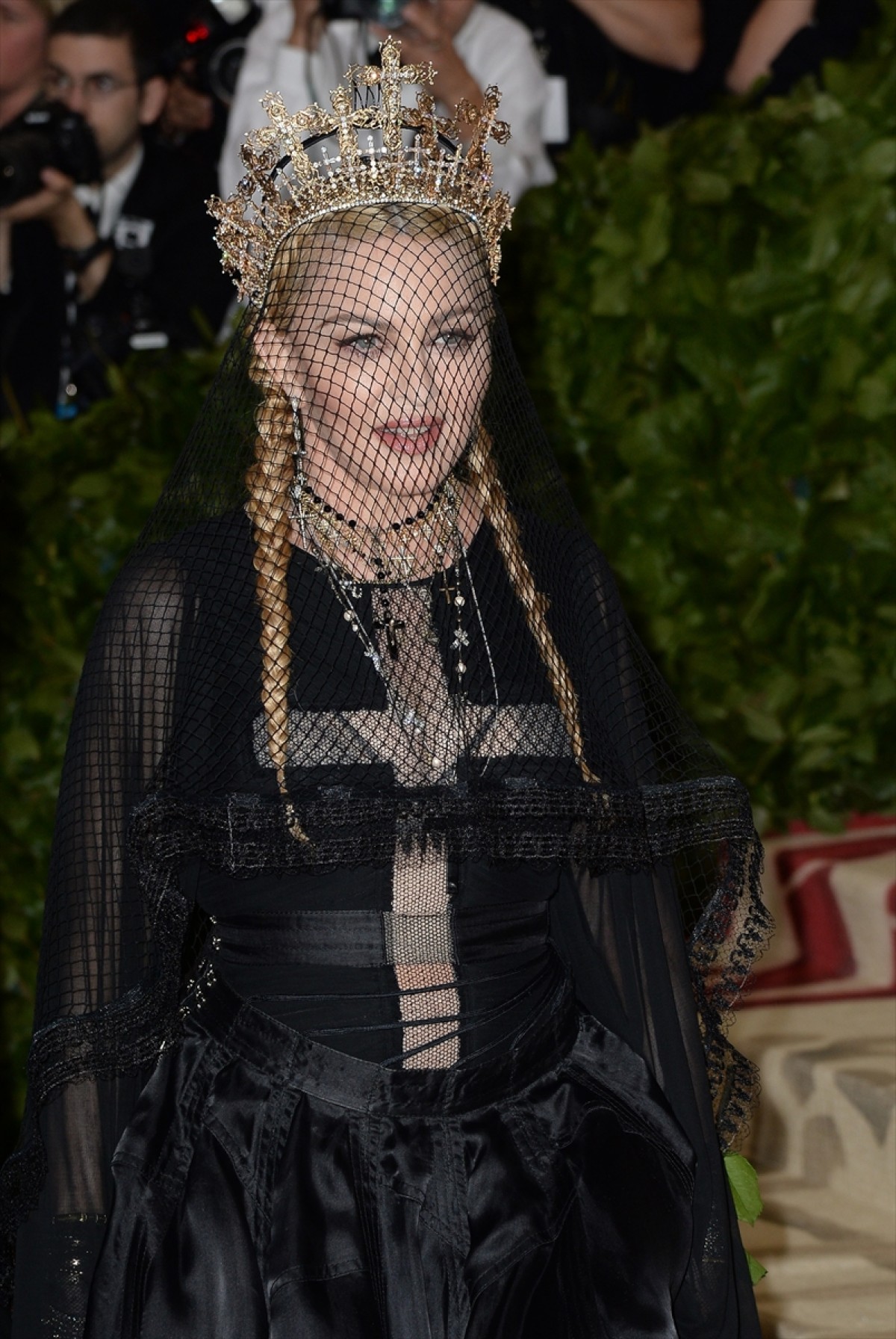 リアーナ、ケイティ・ペリーら超個性的な“宗教”ファッションで登場