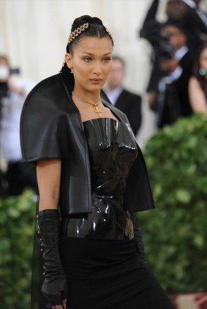ベラ・ハディッド、MET GALA2018に登場