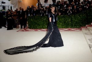 ベラ・ハディッド、MET GALA2018に登場