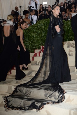 ベラ・ハディッド、MET GALA2018に登場