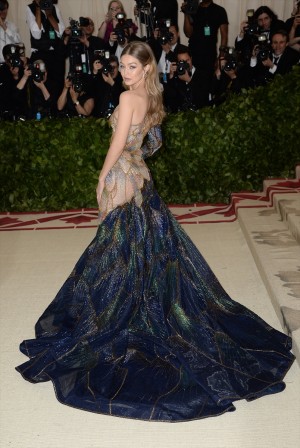 ジジ・ハディッド、MET GALA2018に登場