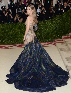 ジジ・ハディッド、MET GALA2018に登場