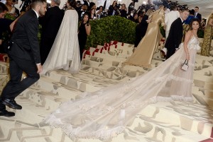 ジジ・ハディッド、MET GALA2018に登場