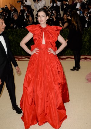 アン・ハサウェイ、MET GALA2018に登場