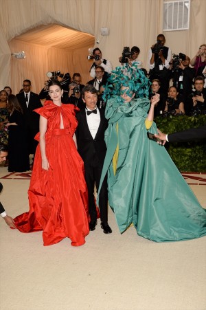 アン・ハサウェイ、MET GALA2018に登場