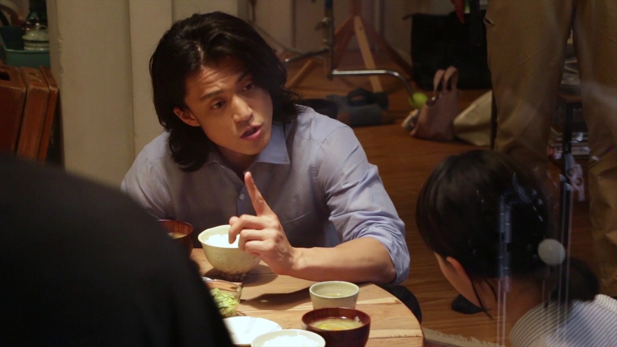 小栗旬、かわいい妹・杉咲花のために味噌汁を料理　新CMで初共演