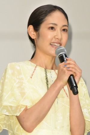 『孤狼の血』初日舞台挨拶に登壇した阿部純子