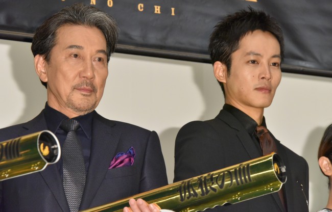 『孤狼の血』初日舞台挨拶に登壇した(左から)役所広司、松坂桃李