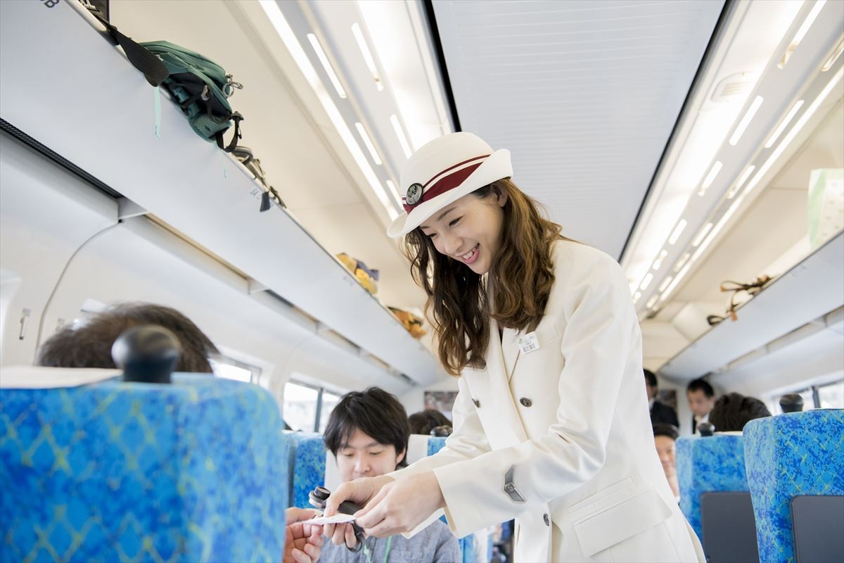 足立梨花が1日車掌に “キスできる餃子号”にJR東日本制服姿で登場